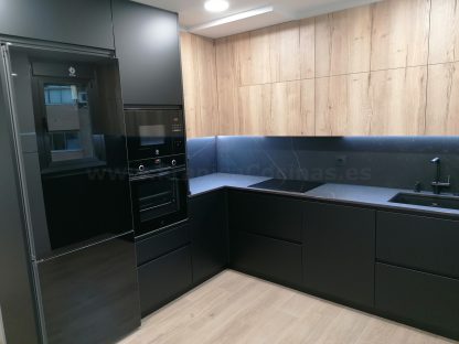 Cocina en negro mate y Roble Halifax: Elegancia y funcionalidad. Descubre la cocina de tus sueños - Imagen 3