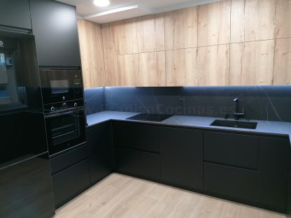 Cocina en negro mate y Roble Halifax: Elegancia y funcionalidad. Descubre la cocina de tus sueños - Imagen 2