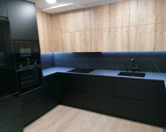 Cocina en negro mate y Roble Halifax: Elegancia y funcionalidad. Descubre la cocina de tus sueños