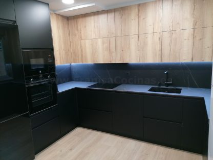 Cocina en negro mate y Roble Halifax: Elegancia y funcionalidad. Descubre la cocina de tus sueños