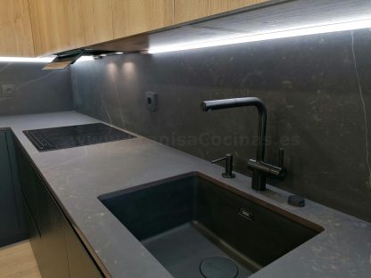Cocina en negro mate y Roble Halifax: Elegancia y funcionalidad. Descubre la cocina de tus sueños - Imagen 120
