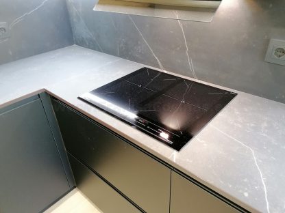 Cocina en negro mate y Roble Halifax: Elegancia y funcionalidad. Descubre la cocina de tus sueños - Imagen 116