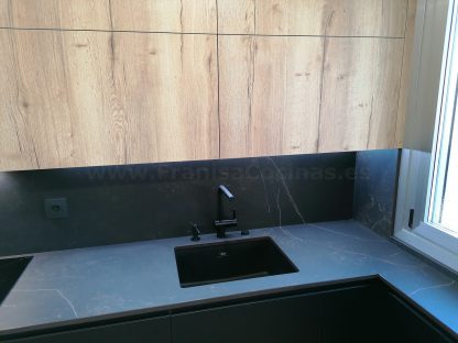 Cocina en negro mate y Roble Halifax: Elegancia y funcionalidad. Descubre la cocina de tus sueños - Imagen 115