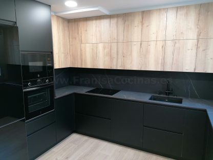 Cocina en negro mate y Roble Halifax: Elegancia y funcionalidad. Descubre la cocina de tus sueños - Imagen 113