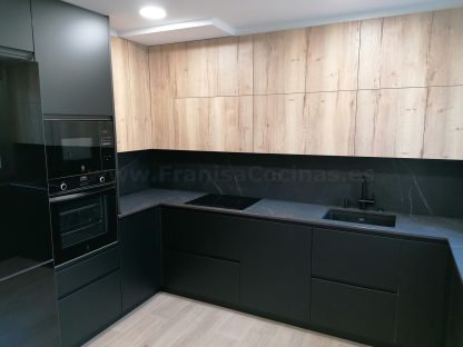 Cocina en negro mate y Roble Halifax: Elegancia y funcionalidad. Descubre la cocina de tus sueños - Imagen 112