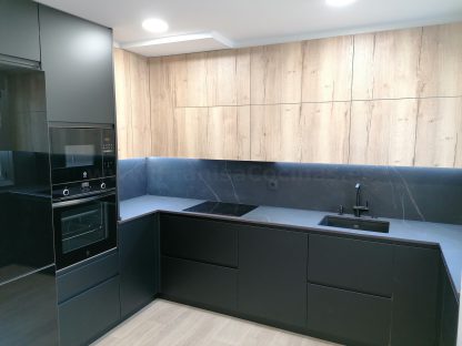 Cocina en negro mate y Roble Halifax: Elegancia y funcionalidad. Descubre la cocina de tus sueños - Imagen 111