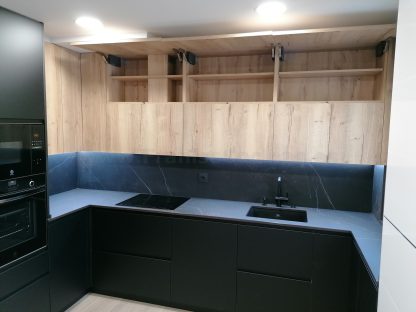 Cocina en negro mate y Roble Halifax: Elegancia y funcionalidad. Descubre la cocina de tus sueños - Imagen 110