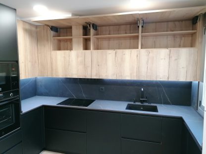 Cocina en negro mate y Roble Halifax: Elegancia y funcionalidad. Descubre la cocina de tus sueños - Imagen 109