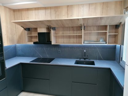 Cocina en negro mate y Roble Halifax: Elegancia y funcionalidad. Descubre la cocina de tus sueños - Imagen 107