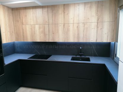 Cocina en negro mate y Roble Halifax: Elegancia y funcionalidad. Descubre la cocina de tus sueños - Imagen 106