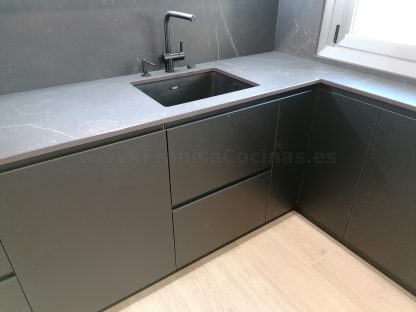 Cocina en negro mate y Roble Halifax: Elegancia y funcionalidad. Descubre la cocina de tus sueños - Imagen 105