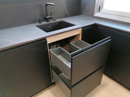 Cocina en negro mate y Roble Halifax: Elegancia y funcionalidad. Descubre la cocina de tus sueños - Imagen 104