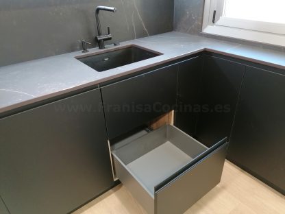 Cocina en negro mate y Roble Halifax: Elegancia y funcionalidad. Descubre la cocina de tus sueños - Imagen 103