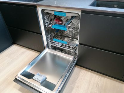 Cocina en negro mate y Roble Halifax: Elegancia y funcionalidad. Descubre la cocina de tus sueños - Imagen 100