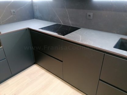 Cocina en negro mate y Roble Halifax: Elegancia y funcionalidad. Descubre la cocina de tus sueños - Imagen 99
