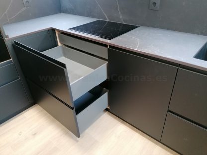 Cocina en negro mate y Roble Halifax: Elegancia y funcionalidad. Descubre la cocina de tus sueños - Imagen 97