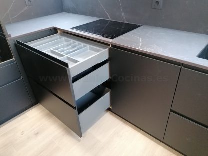 Cocina en negro mate y Roble Halifax: Elegancia y funcionalidad. Descubre la cocina de tus sueños - Imagen 96
