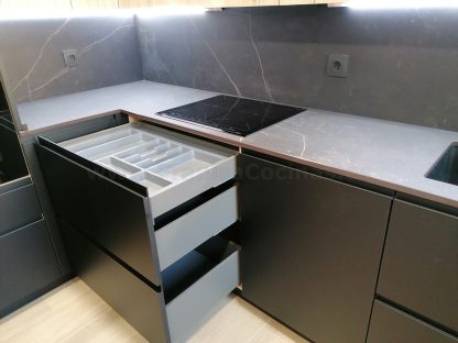 Cocina en negro mate y Roble Halifax: Elegancia y funcionalidad. Descubre la cocina de tus sueños - Imagen 95