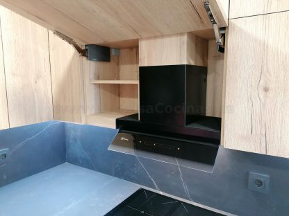 Cocina en negro mate y Roble Halifax: Elegancia y funcionalidad. Descubre la cocina de tus sueños - Imagen 92