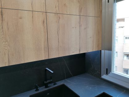 Cocina en negro mate y Roble Halifax: Elegancia y funcionalidad. Descubre la cocina de tus sueños - Imagen 91