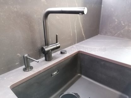 Cocina en negro mate y Roble Halifax: Elegancia y funcionalidad. Descubre la cocina de tus sueños - Imagen 87