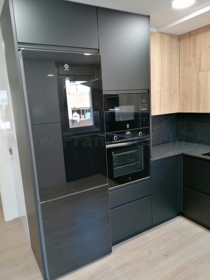 Cocina en negro mate y Roble Halifax: Elegancia y funcionalidad. Descubre la cocina de tus sueños - Imagen 85
