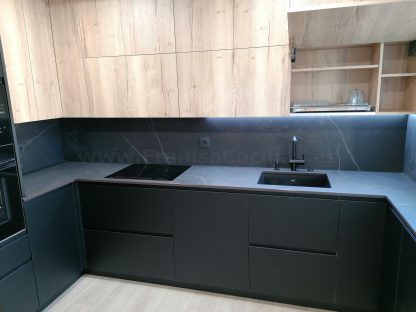 Cocina en negro mate y Roble Halifax: Elegancia y funcionalidad. Descubre la cocina de tus sueños - Imagen 82