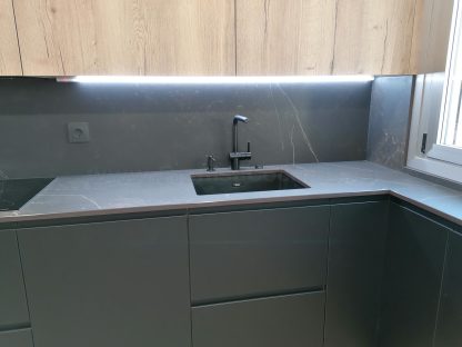 Cocina en negro mate y Roble Halifax: Elegancia y funcionalidad. Descubre la cocina de tus sueños - Imagen 81