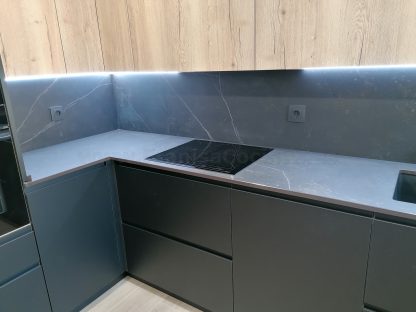 Cocina en negro mate y Roble Halifax: Elegancia y funcionalidad. Descubre la cocina de tus sueños - Imagen 80