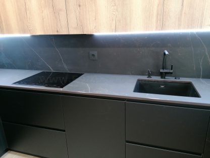 Cocina en negro mate y Roble Halifax: Elegancia y funcionalidad. Descubre la cocina de tus sueños - Imagen 79
