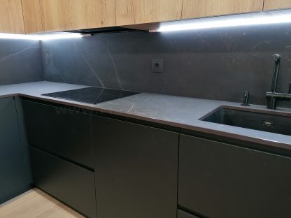Cocina en negro mate y Roble Halifax: Elegancia y funcionalidad. Descubre la cocina de tus sueños - Imagen 78