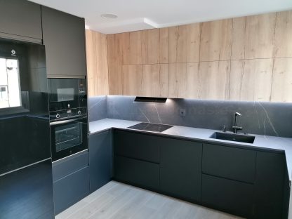 Cocina en negro mate y Roble Halifax: Elegancia y funcionalidad. Descubre la cocina de tus sueños - Imagen 129