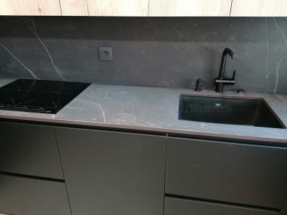 Cocina en negro mate y Roble Halifax: Elegancia y funcionalidad. Descubre la cocina de tus sueños - Imagen 75