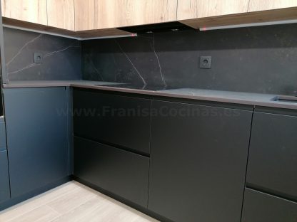 Cocina en negro mate y Roble Halifax: Elegancia y funcionalidad. Descubre la cocina de tus sueños - Imagen 73