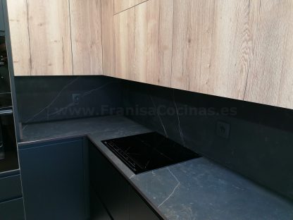 Cocina en negro mate y Roble Halifax: Elegancia y funcionalidad. Descubre la cocina de tus sueños - Imagen 71