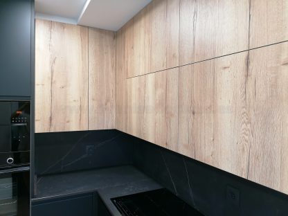 Cocina en negro mate y Roble Halifax: Elegancia y funcionalidad. Descubre la cocina de tus sueños - Imagen 70