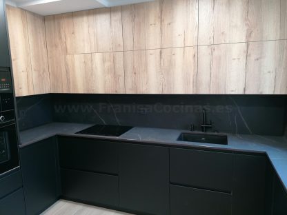 Cocina en negro mate y Roble Halifax: Elegancia y funcionalidad. Descubre la cocina de tus sueños - Imagen 69