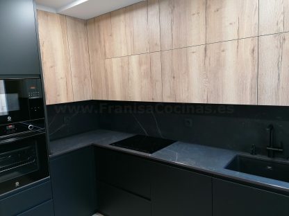 Cocina en negro mate y Roble Halifax: Elegancia y funcionalidad. Descubre la cocina de tus sueños - Imagen 68