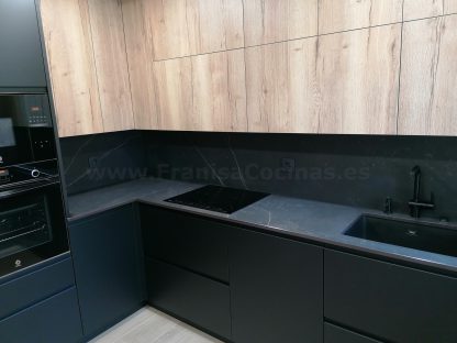 Cocina en negro mate y Roble Halifax: Elegancia y funcionalidad. Descubre la cocina de tus sueños - Imagen 67