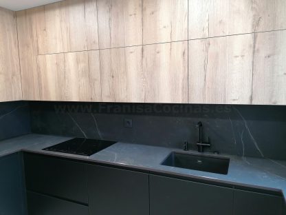 Cocina en negro mate y Roble Halifax: Elegancia y funcionalidad. Descubre la cocina de tus sueños - Imagen 66