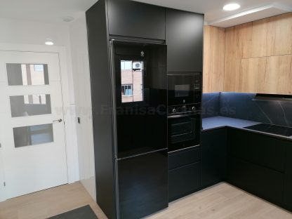 Cocina en negro mate y Roble Halifax: Elegancia y funcionalidad. Descubre la cocina de tus sueños - Imagen 128