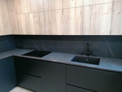 Cocina en negro mate y Roble Halifax: Elegancia y funcionalidad. Descubre la cocina de tus sueños - Imagen 65