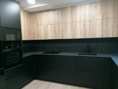 Cocina en negro mate y Roble Halifax: Elegancia y funcionalidad. Descubre la cocina de tus sueños - Imagen 63