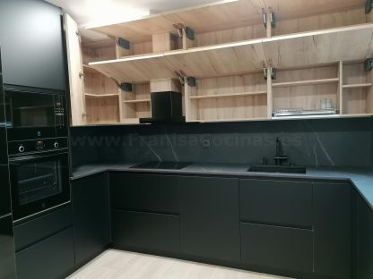 Cocina en negro mate y Roble Halifax: Elegancia y funcionalidad. Descubre la cocina de tus sueños - Imagen 62
