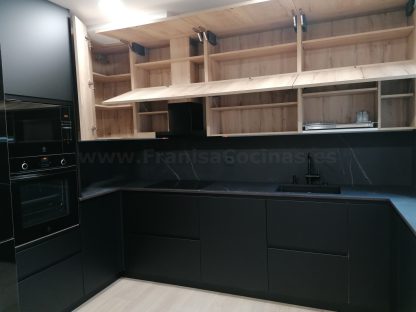 Cocina en negro mate y Roble Halifax: Elegancia y funcionalidad. Descubre la cocina de tus sueños - Imagen 61