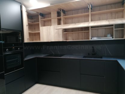 Cocina en negro mate y Roble Halifax: Elegancia y funcionalidad. Descubre la cocina de tus sueños - Imagen 60