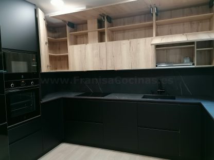 Cocina en negro mate y Roble Halifax: Elegancia y funcionalidad. Descubre la cocina de tus sueños - Imagen 59
