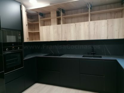 Cocina en negro mate y Roble Halifax: Elegancia y funcionalidad. Descubre la cocina de tus sueños - Imagen 58
