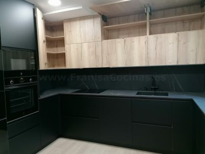 Cocina en negro mate y Roble Halifax: Elegancia y funcionalidad. Descubre la cocina de tus sueños - Imagen 57