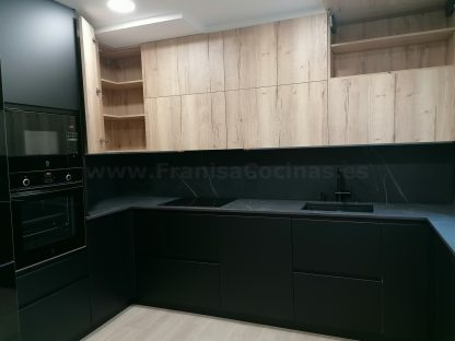 Cocina en negro mate y Roble Halifax: Elegancia y funcionalidad. Descubre la cocina de tus sueños - Imagen 56
